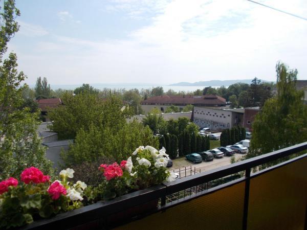 Liliom Apartments Balatonfuered Екстер'єр фото